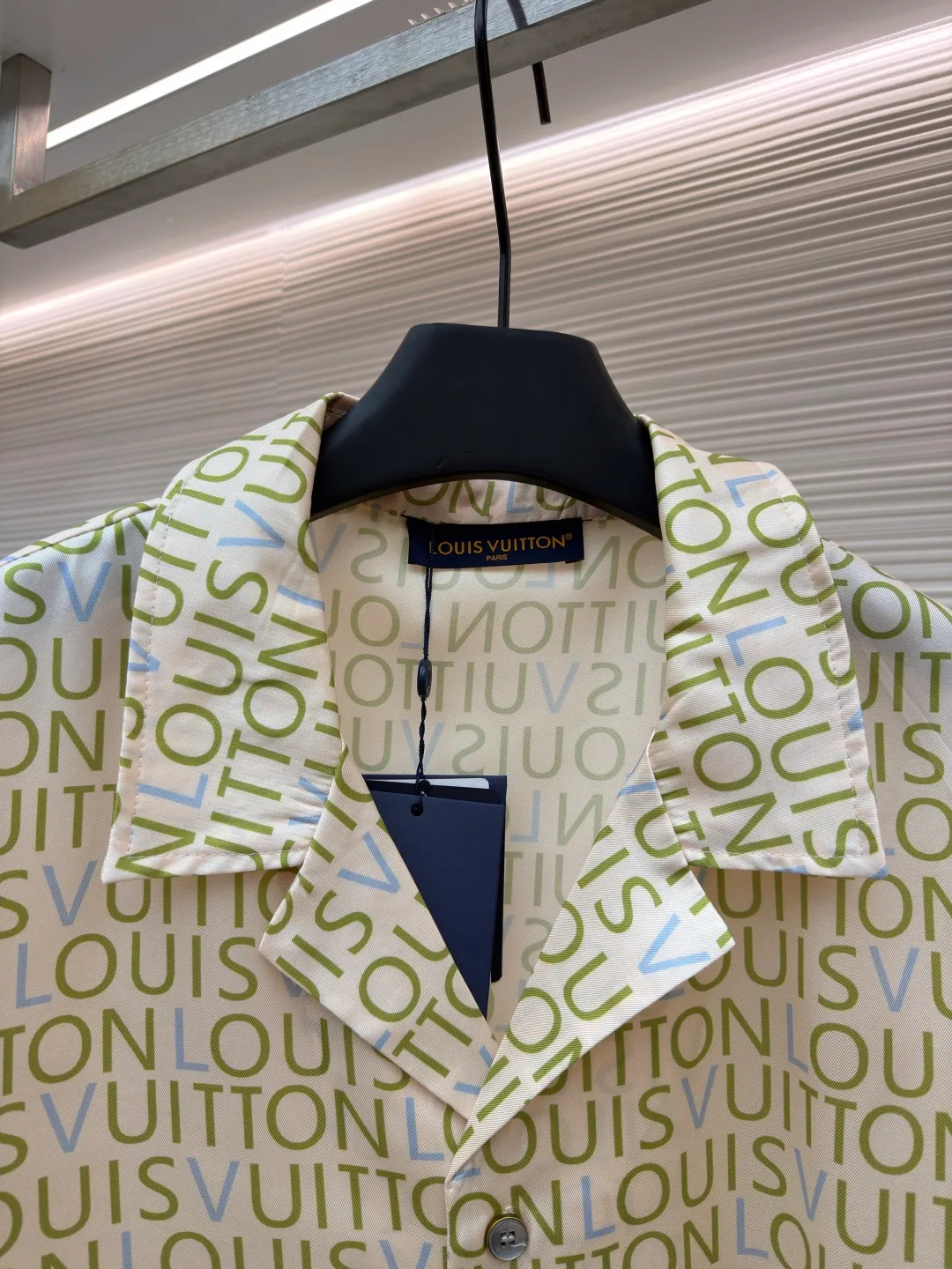 LOUIS VUITTON full-print letter short-sleeved shirt ●Item number: 1682512-A50 ●Material: cotton fabric ●Technology: printing production ●Color: apricot ●Version: fitted version ●Weight: about 180 grams ●Size: S-M-L-XL ●Description: Made of high-thread-count pure cotton poplin fabric. The fabric is treated with pre-washing water and feels smooth and breathable. It has good drape and stiffness, and is not easy to wrinkle and deform. The brand letter pattern printed all over the body of the garment is produced using digital direct printing technology. The color reproduction is high and the pattern is delicate. It is not easy to fade and smudge after high-temperature fixation treatment. The letters are neatly arranged to highlight the brand recognition. The shirt is designed with a Cuban collar, the neckline is smooth and natural, and the buttons at the placket are made of custom mother-of-pearl buttons, which have a warm and shiny texture. The overall cut is a loose silhouette, the shoulder joints are flat-stitched, the stitching is straight and fine, the cuffs are short-sleeved cuffs, and the details are exquisite. The customized accessories and three labels are complete, making it easily suitable for casual vacations and daily outings. The overall wiring is straight and delicate, the fabric is comfortable and soft, and the color is consistent without color difference. It can be matched with the same style to create a fashionable look and control various occasions. Customized accessories, complete with three standards, same style for men and women!